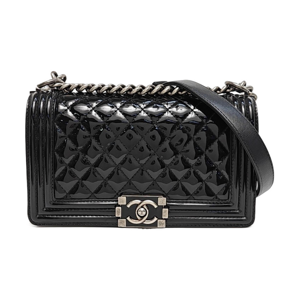 BOY CHANEL Mediano de charol acolchado negro