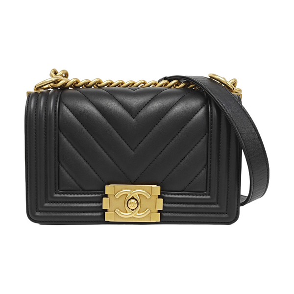 BOY CHANEL Piel de becerro Chevron pequeña negra