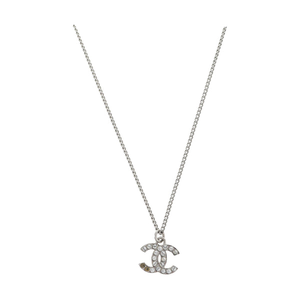Collar de plata de metal