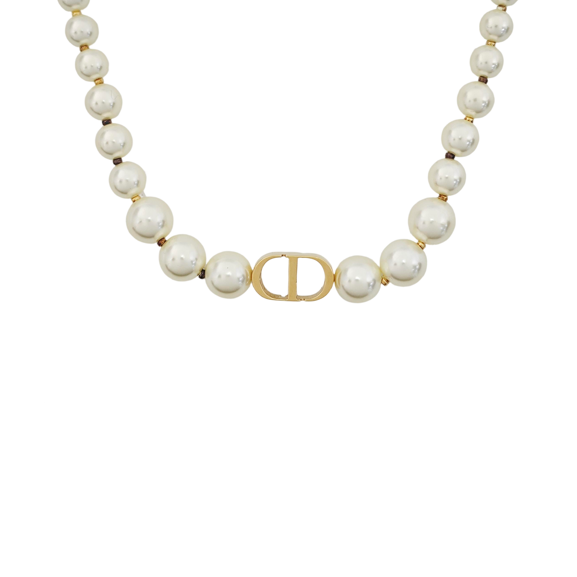 30 Montaigne Metal White Necklace