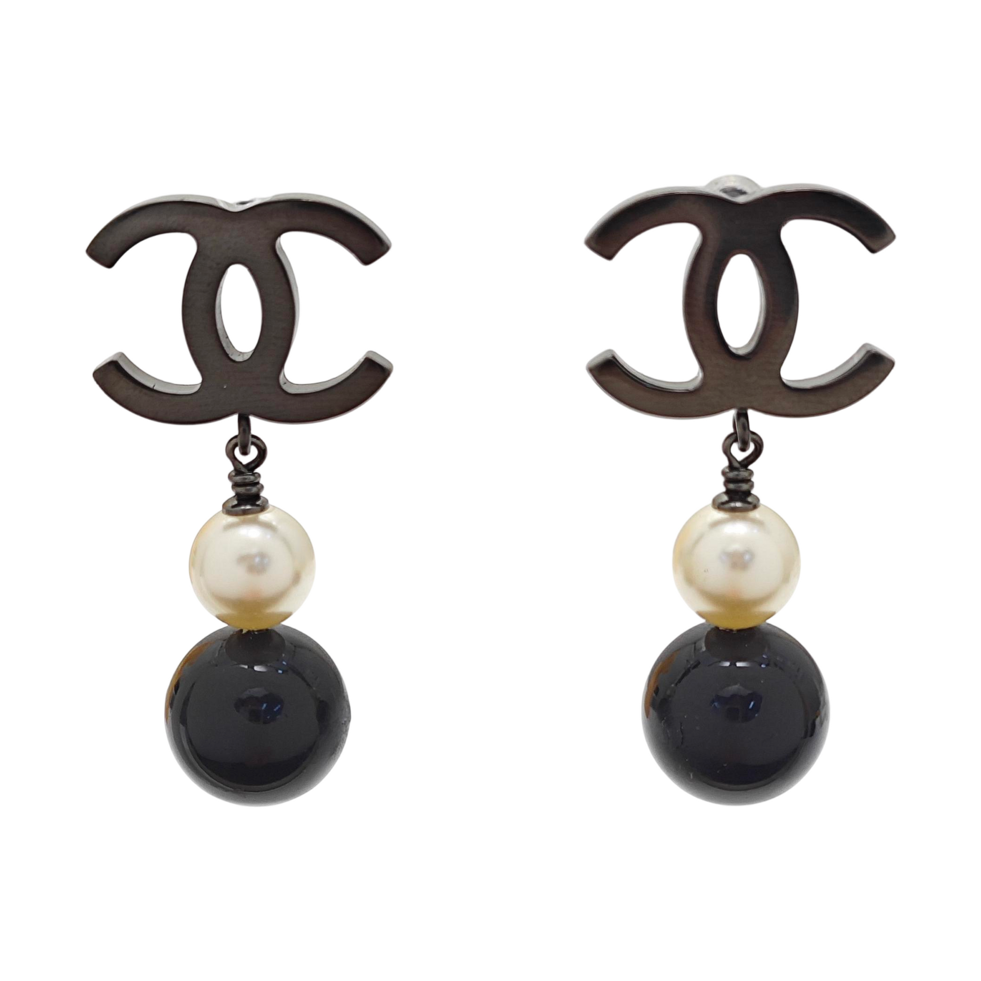 CC Logo Metal Black Earrings