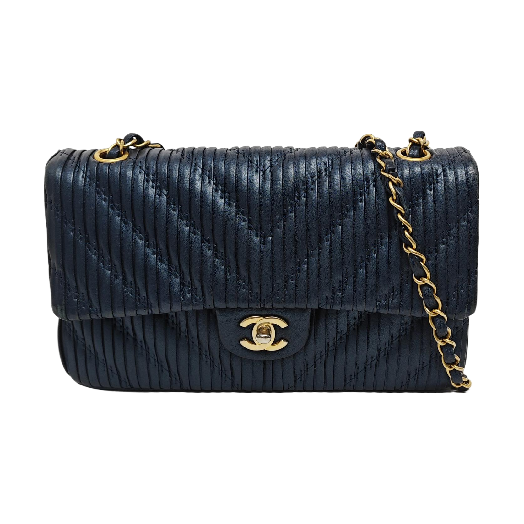 Authenticated pre-owned  CLASSIC FLAP Medium Chevron, Quilted Lambskin Blue - Crossbody Bag at Looply