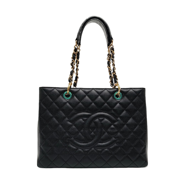 CHANEL GST Grande Piel de Becerro Granulada Acolchada Negra