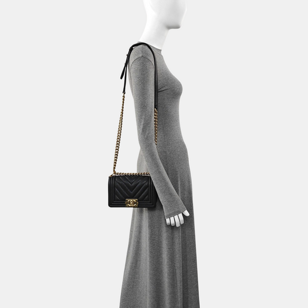 BOY CHANEL Chevron, Piel de becerro graneada acolchada negra