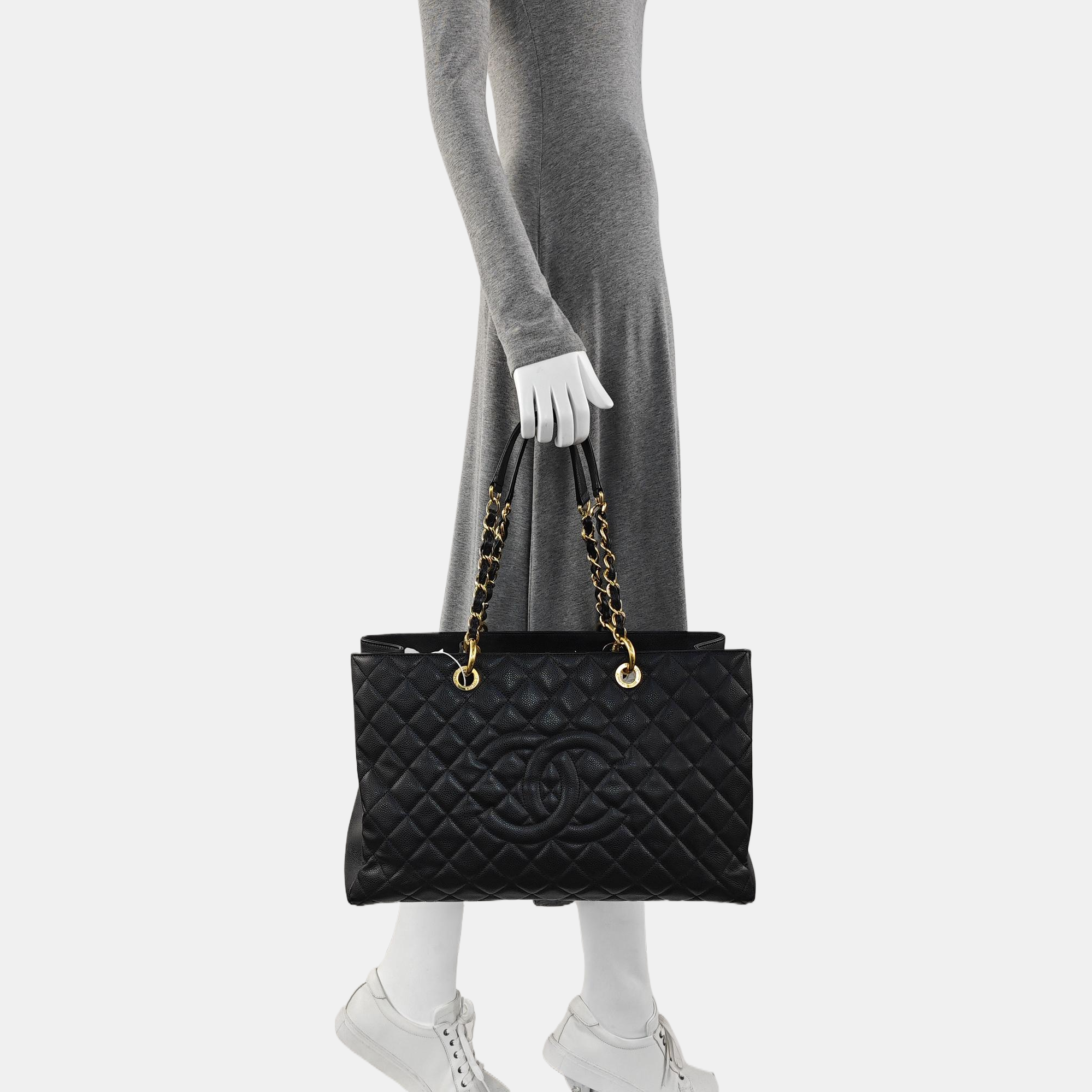 CHANEL GST Extra Grande Piel de Becerro Granulada Acolchada Negra