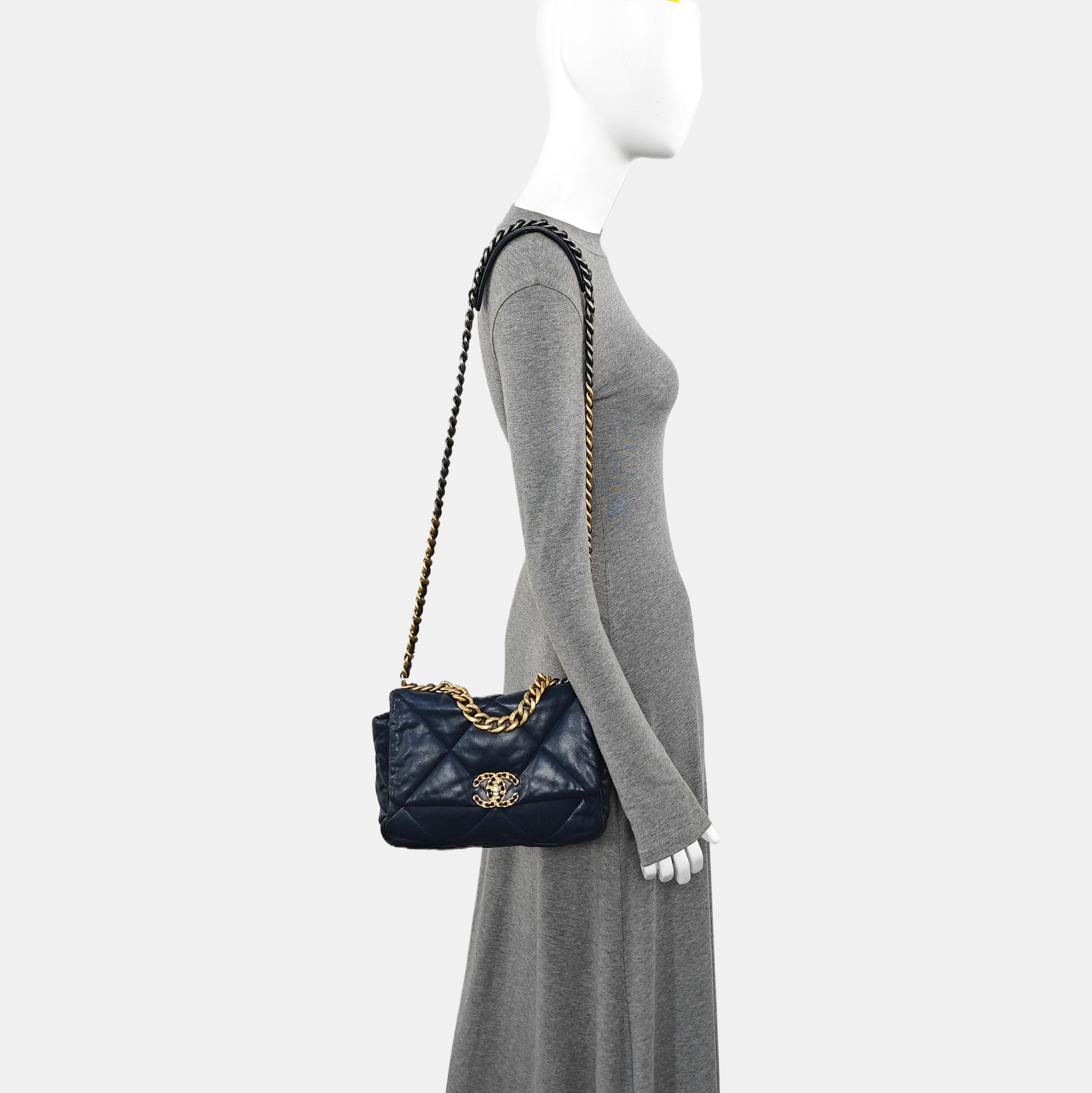 CHANEL 19 Pequeño Piel de Cordero Acolchada Azul