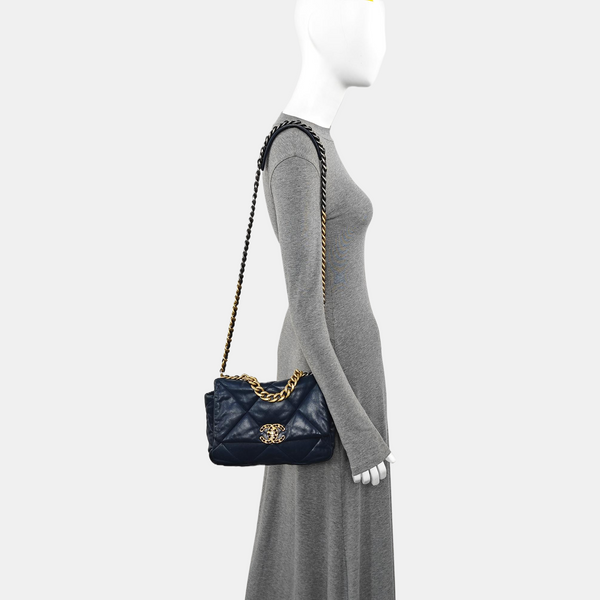 CHANEL 19 Pequeño Piel de Cordero Acolchada Azul
