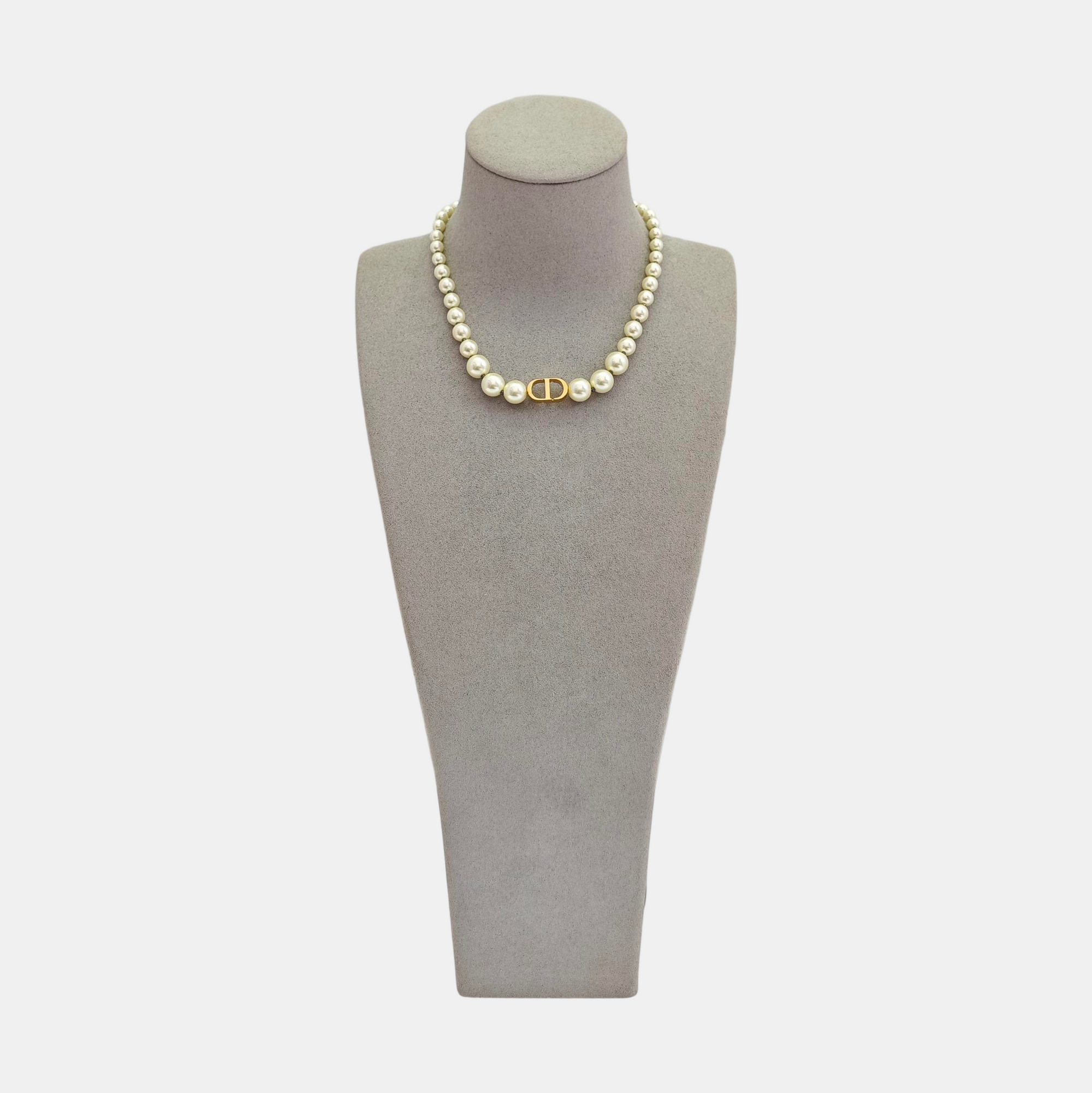 30 Montaigne Metal White Necklace
