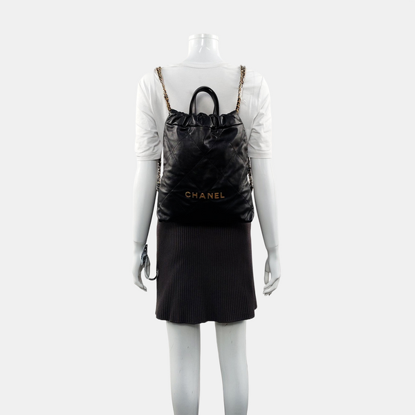CHANEL 22 Piel de becerro acolchada pequeña negra