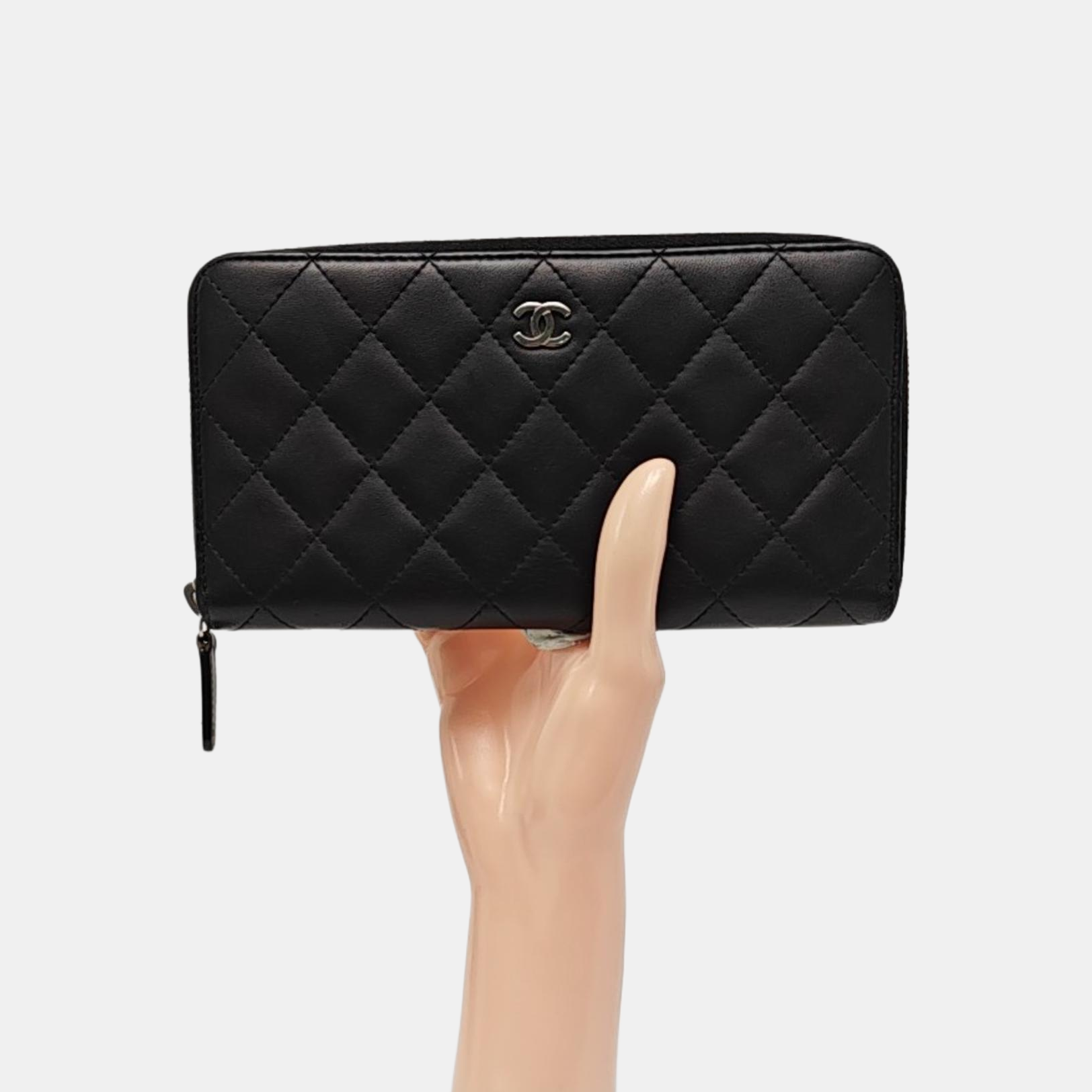 Monedero negro CLASSIC FLAP pequeño de piel de cordero acolchada