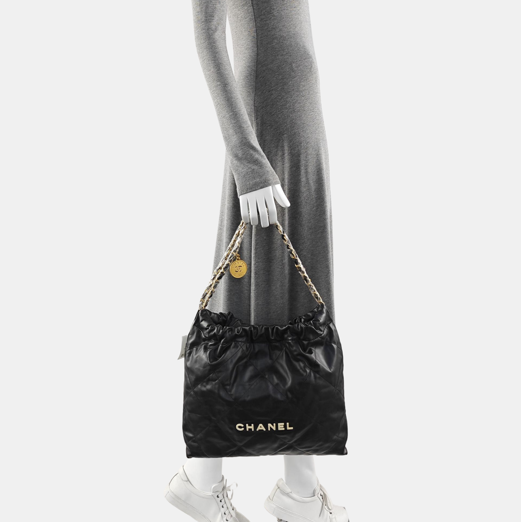CHANEL 22 Medium Quilted Calfskin Black