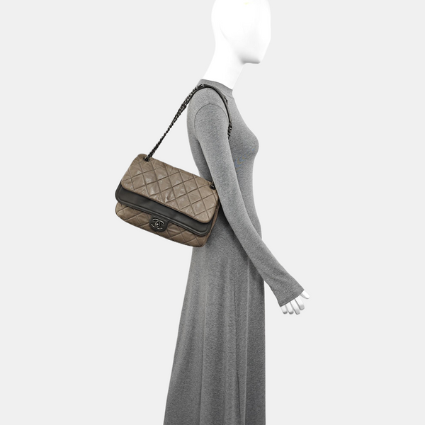 Bolso de Hombro Acolchado de Piel de Becerro Gris