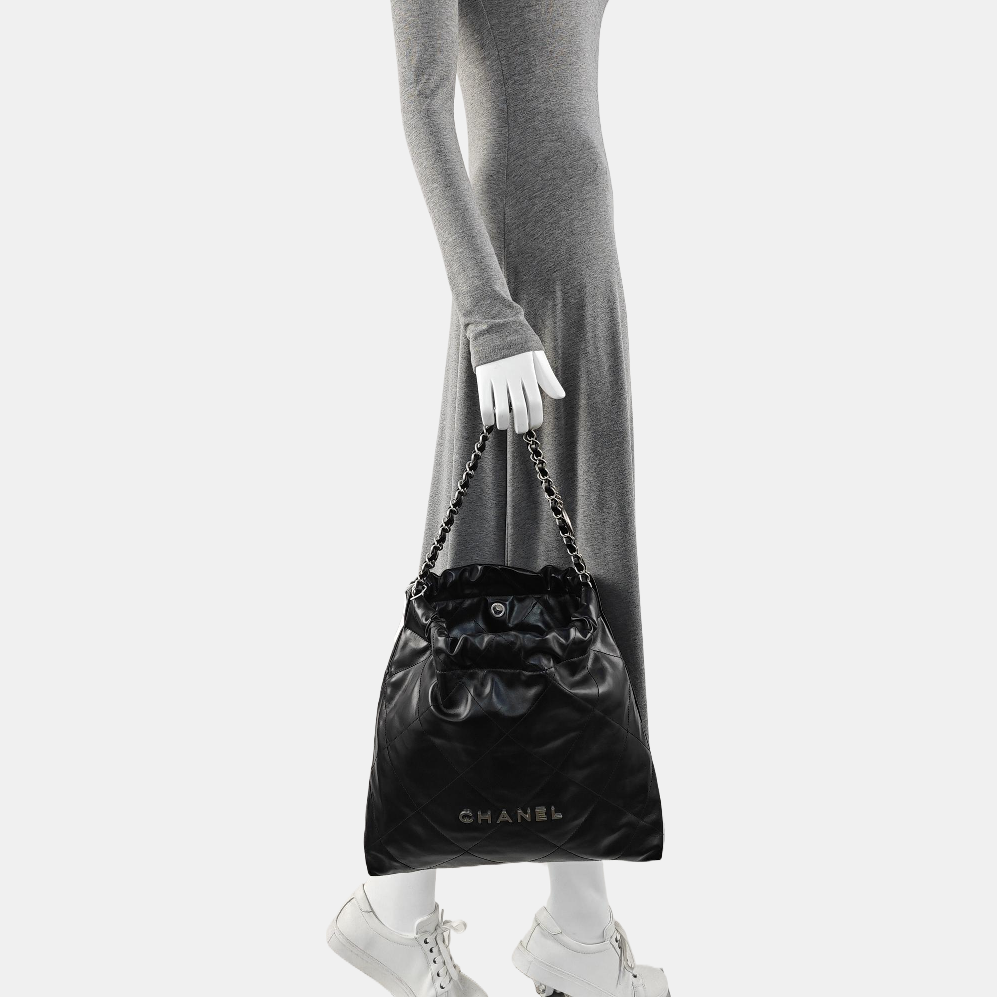 CHANEL 22 Medium Quilted Calfskin Black