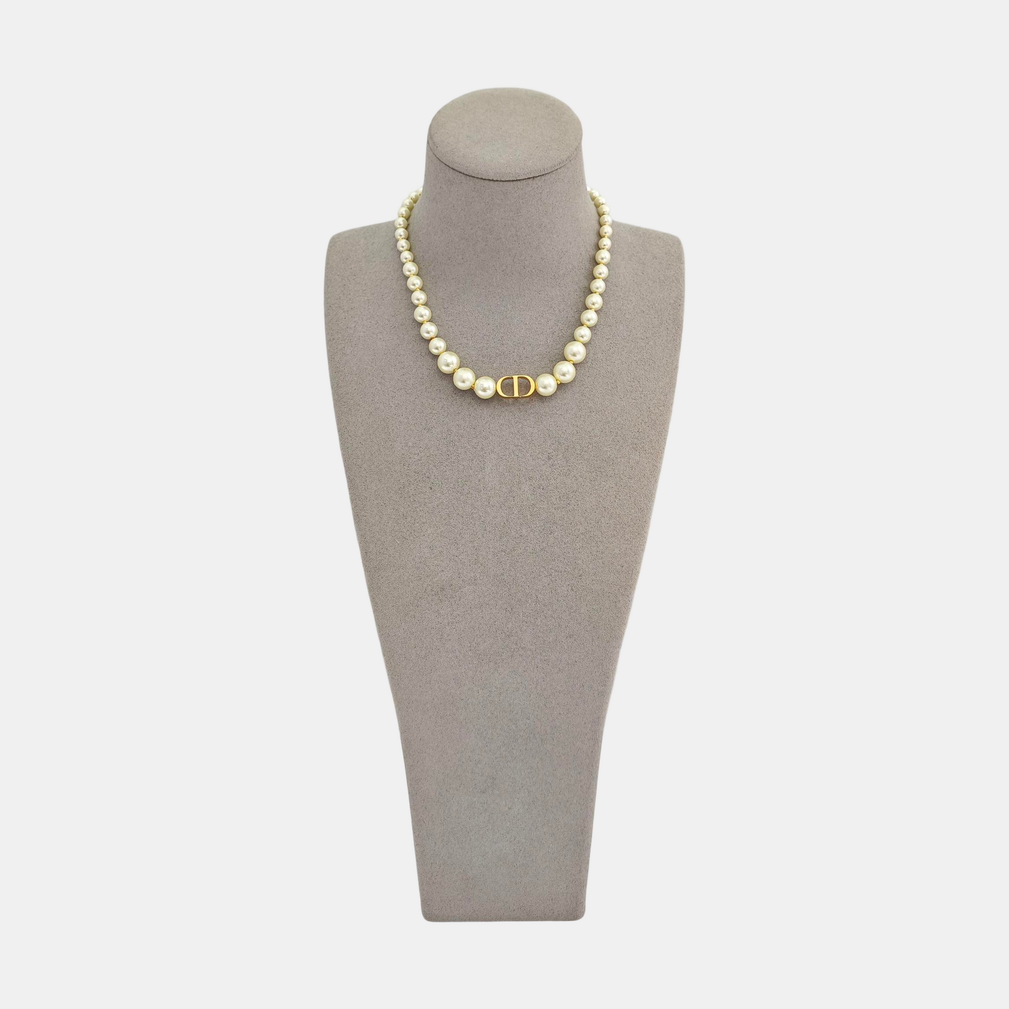 30 Montaigne Metal White Necklace
