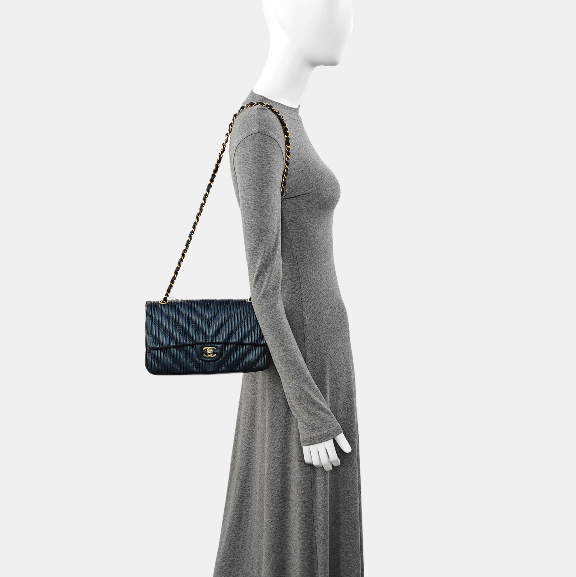 Authenticated pre-owned  CLASSIC FLAP Medium Chevron, Quilted Lambskin Blue - Crossbody Bag at Looply