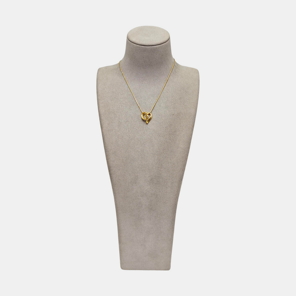 Collar dorado de metal con eslabones en G
