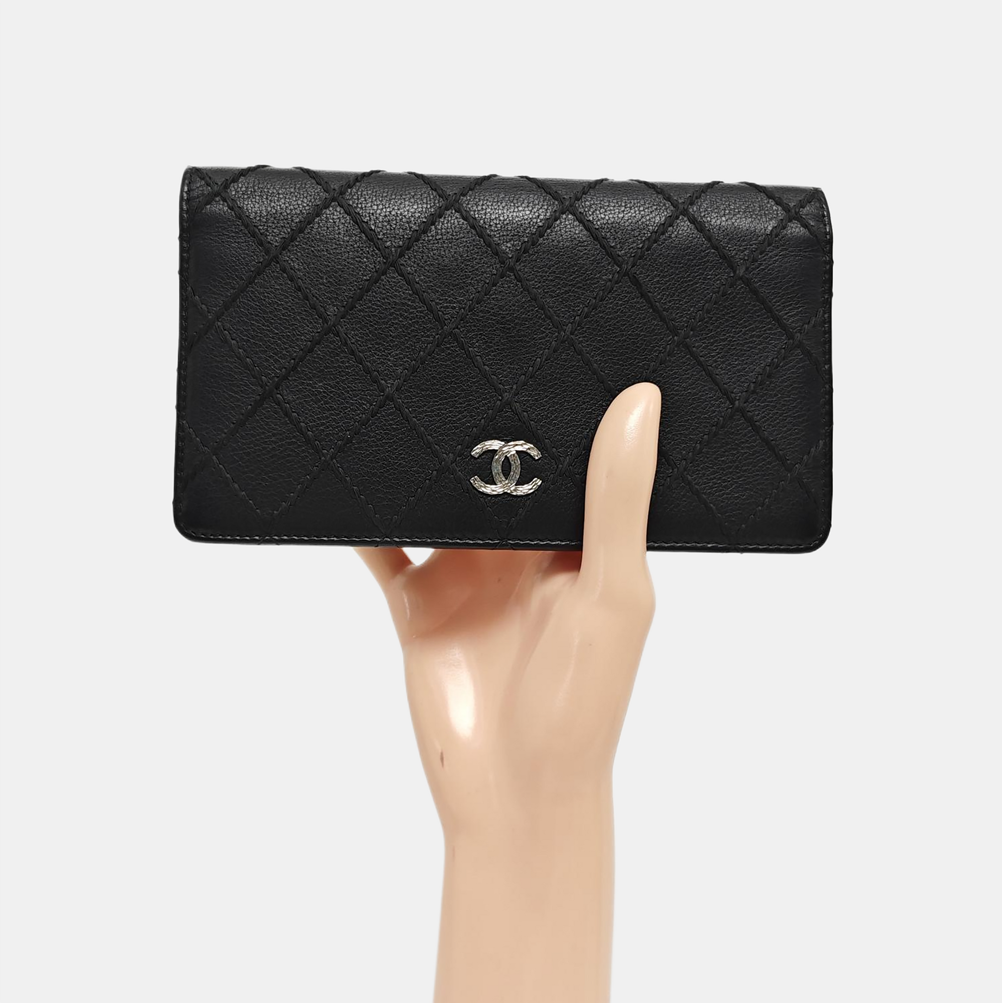 CLASSIC FLAP Mini Quilted Calfskin Black Wallet