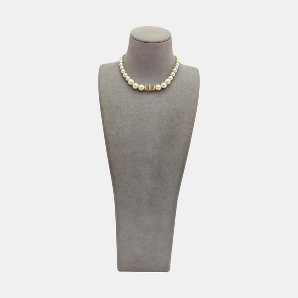 30 Montaigne Metal White Necklace