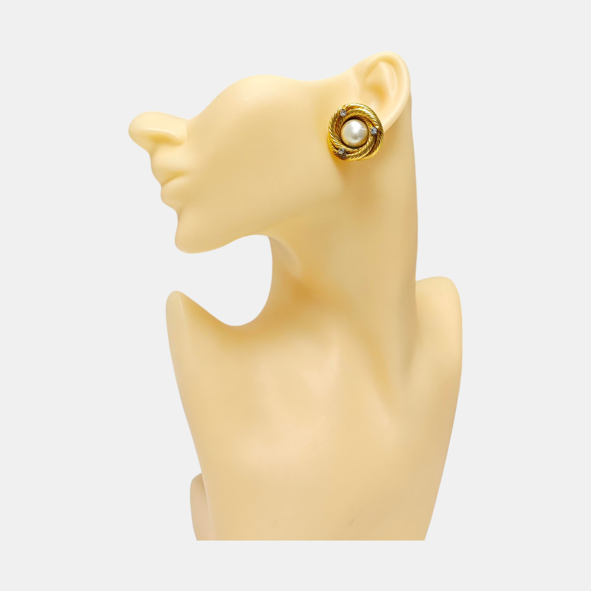 Vintage Metal Gold Clip On Earrings