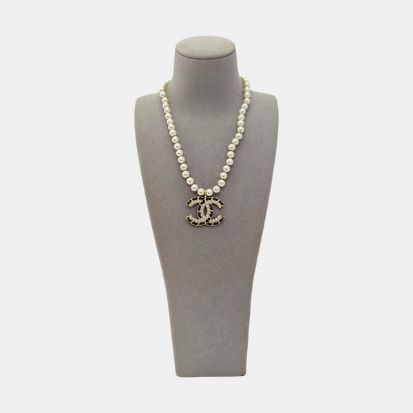 Faux Pearl White Necklace