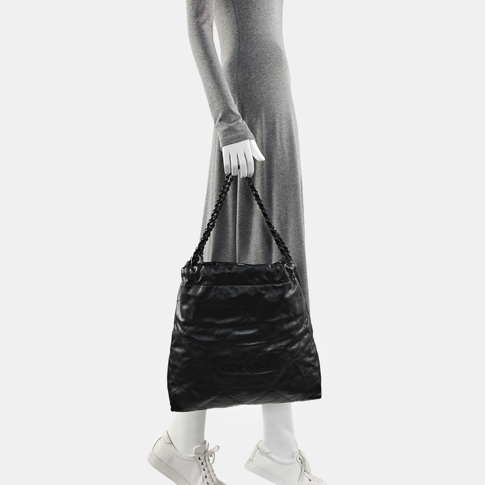 CHANEL 22 Medium Quilted Calfskin Black