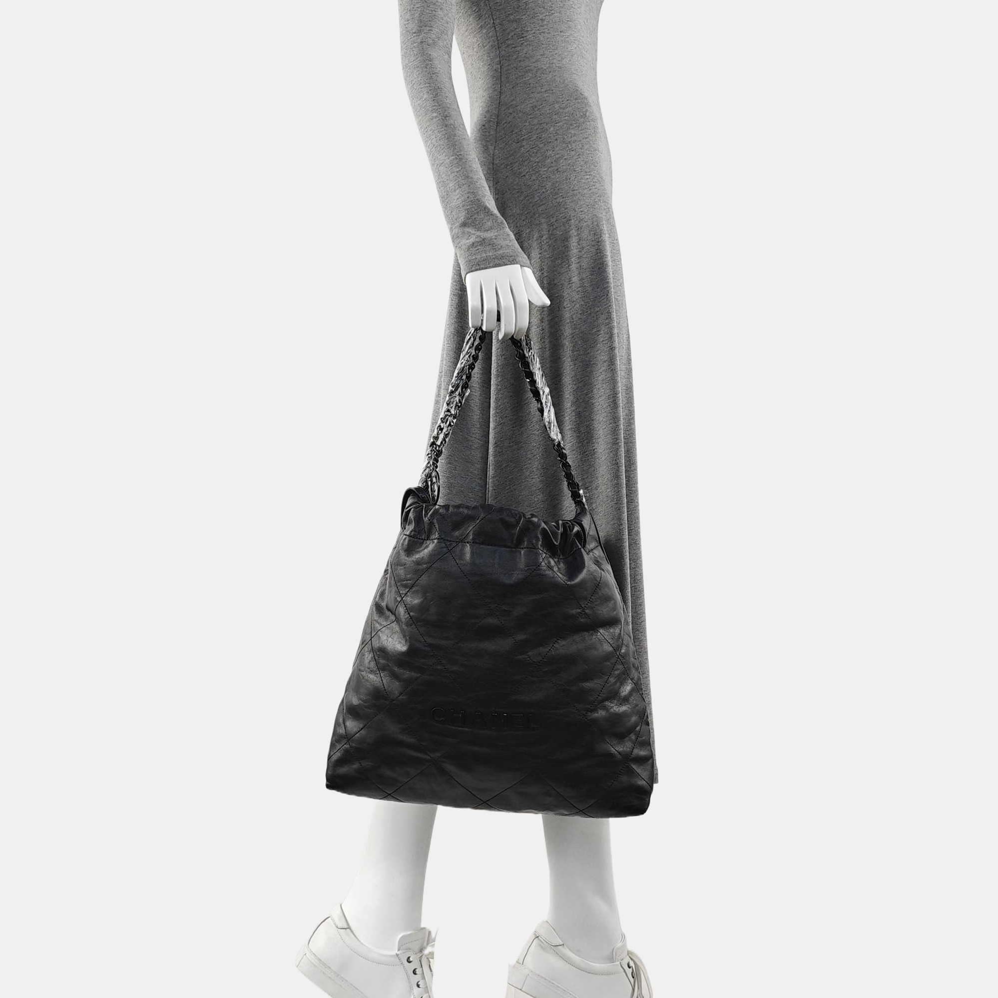 CHANEL 22 Medium Quilted Calfskin Black