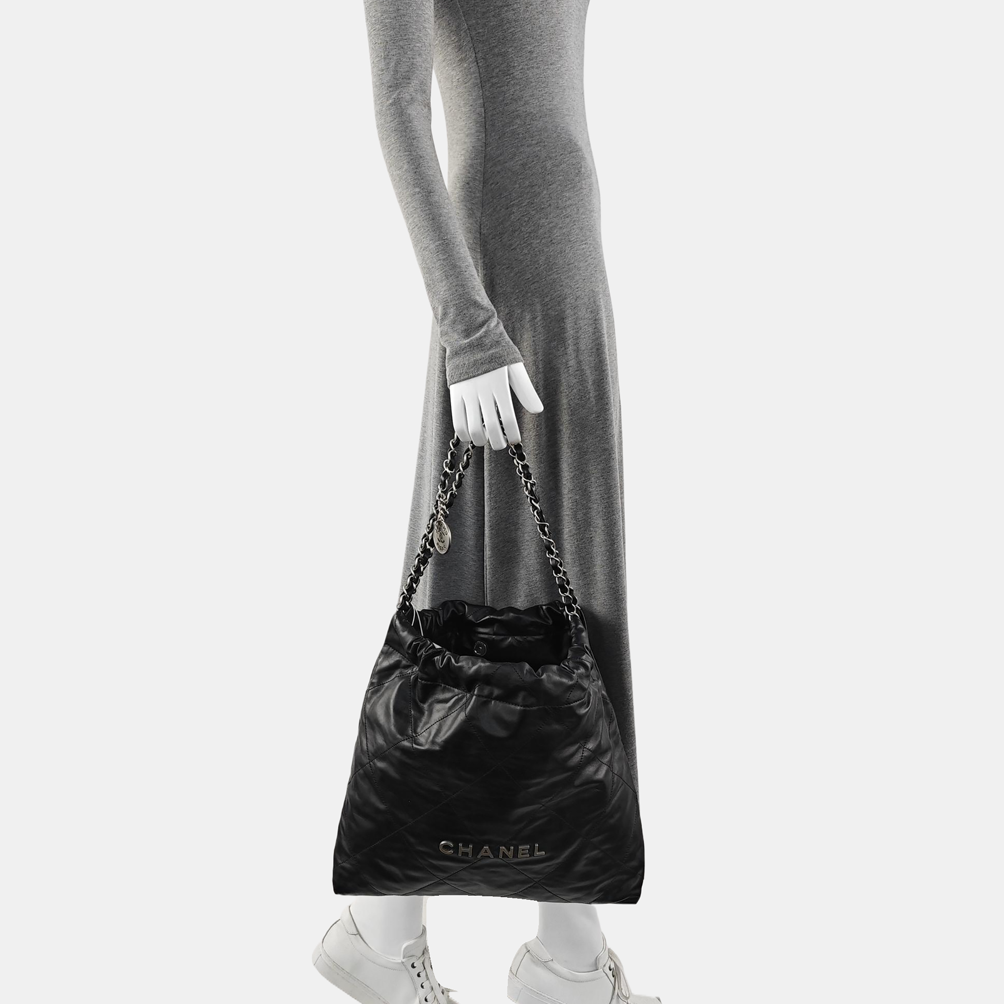 CHANEL 22 Medium Quilted Calfskin Black