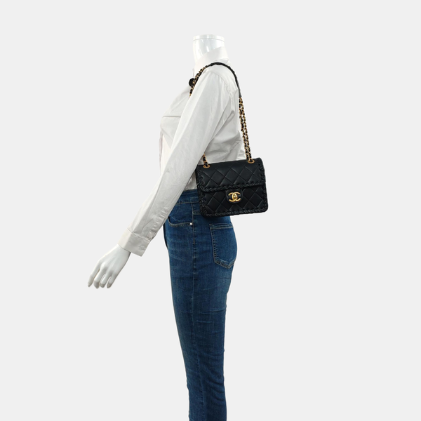 Piel de cordero acolchada negra
