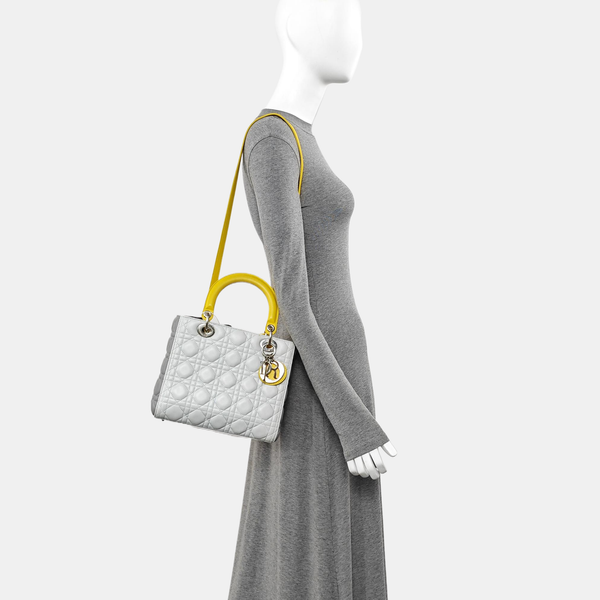 Bolso Lady Dior Mediano de Piel de Cordero Acolchada Gris