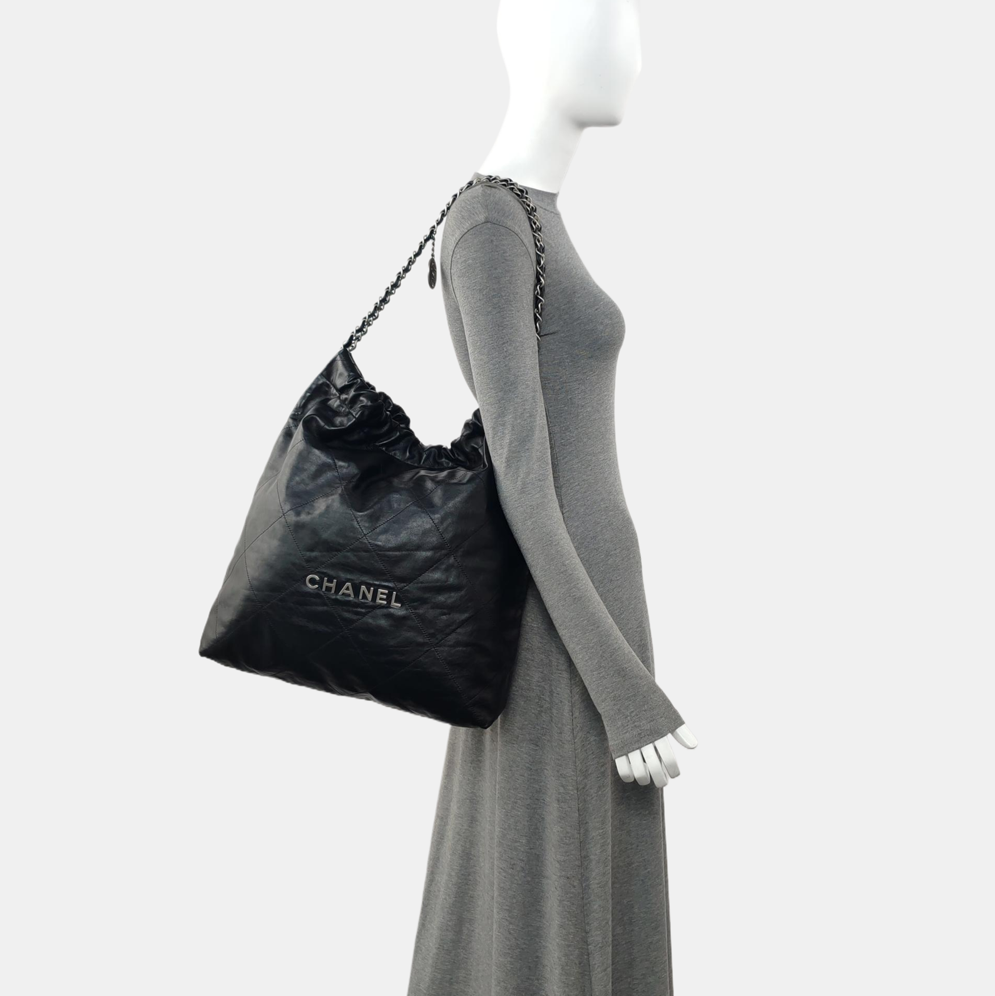 CHANEL 22 Medium Quilted Calfskin Black
