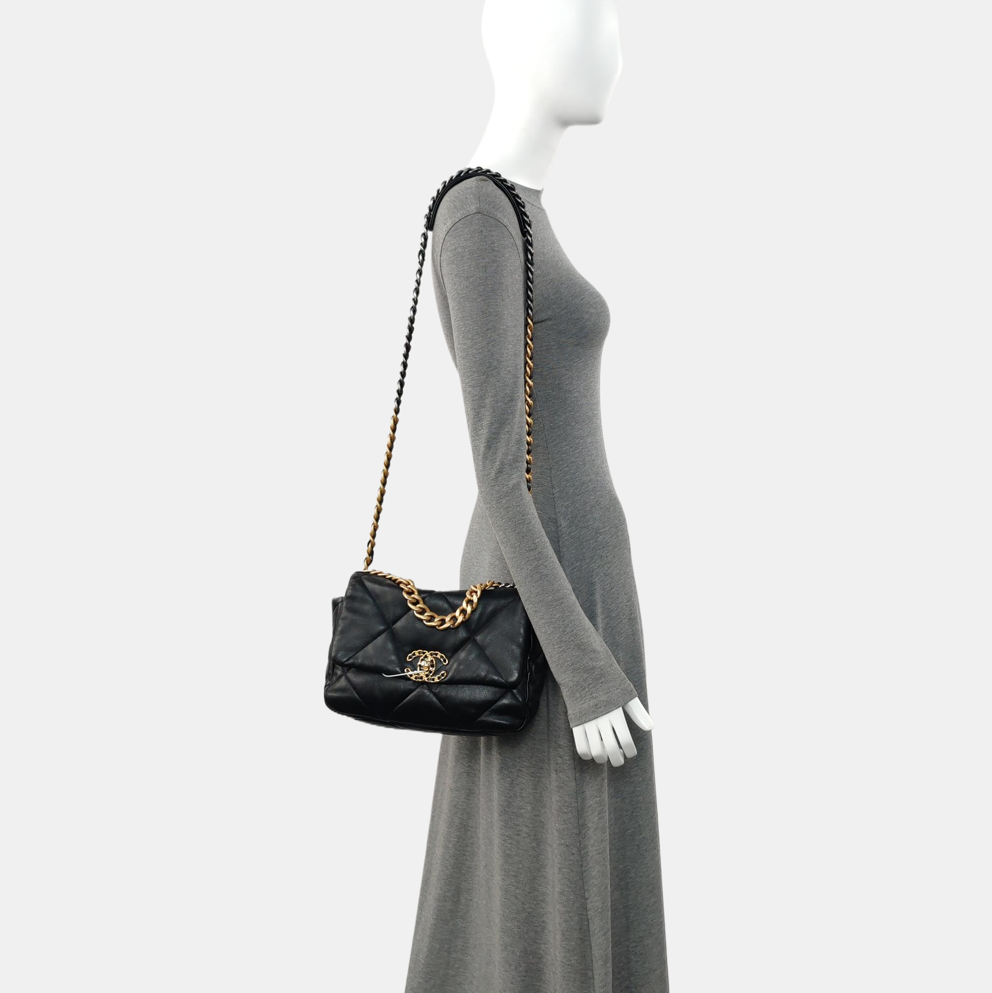 CHANEL 19 Pequeño Piel de Cordero Acolchada Negro