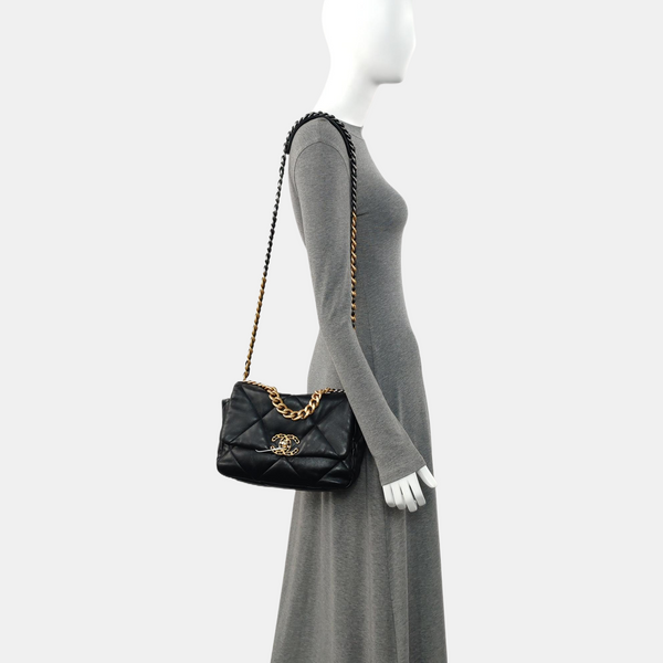 CHANEL 19 Pequeño Piel de Cordero Acolchada Negro