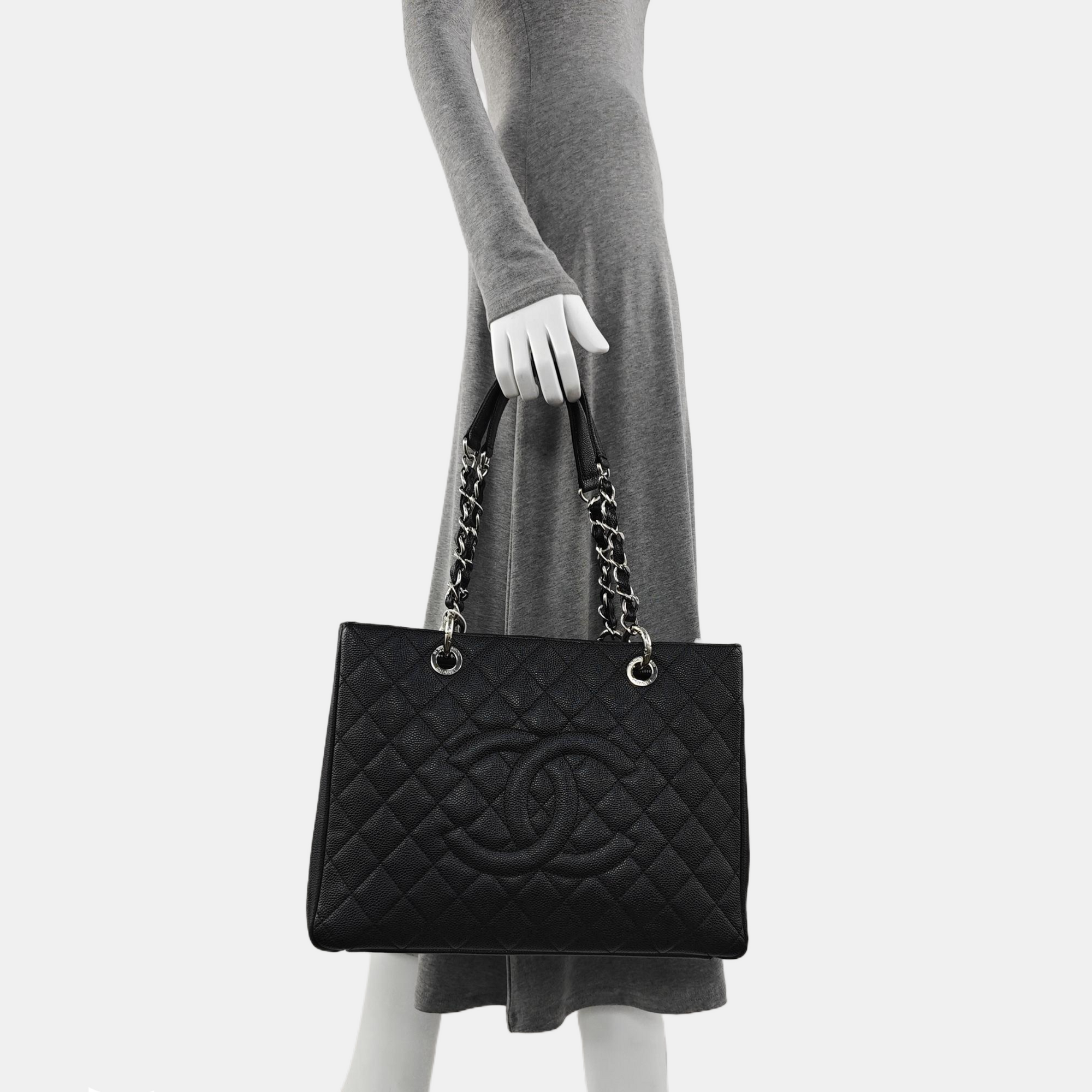 CHANEL GST Grande Piel de Becerro Granulada Acolchada Negra