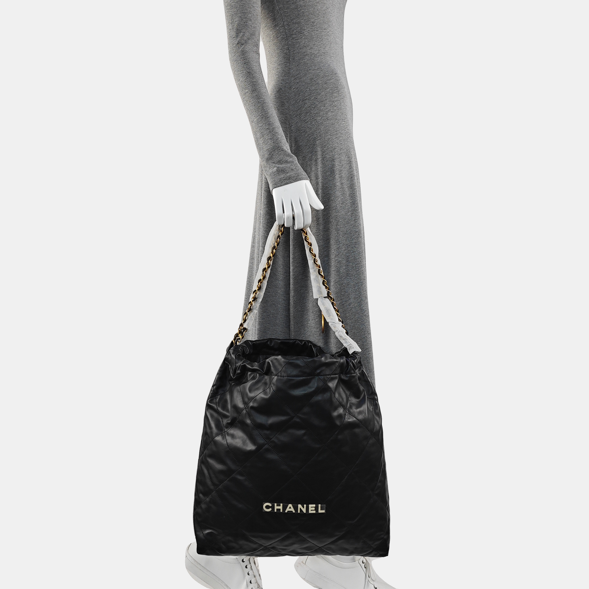 CHANEL 22 Medium Quilted Calfskin Black