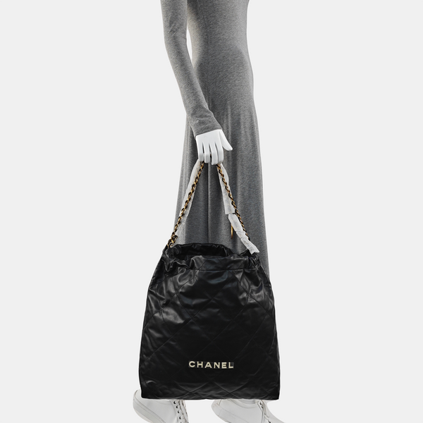 CHANEL 22 Medium Quilted Calfskin Black