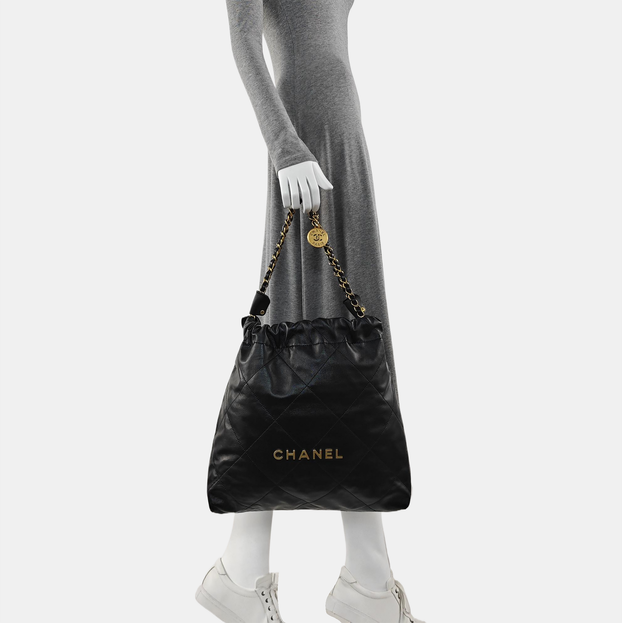 CHANEL 22 Medium Quilted Calfskin Black