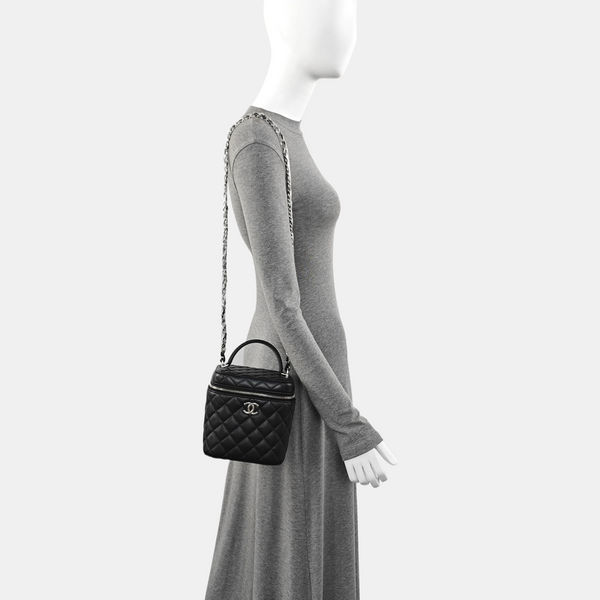 Authenticated pre-owned  VANITY CASE Quilted Lambskin Black - Shoulder Bag at Looply