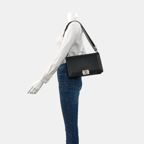 BOY CHANEL Large Chevron, Quilted Calfskin Black