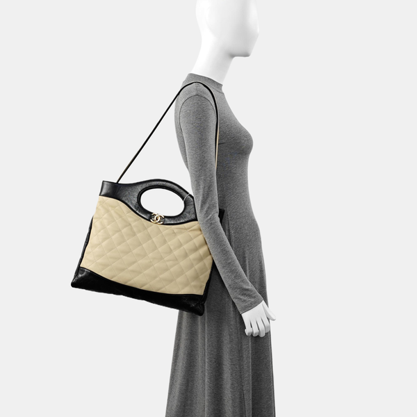 CHANEL 31 Piel de becerro acolchada grande beige