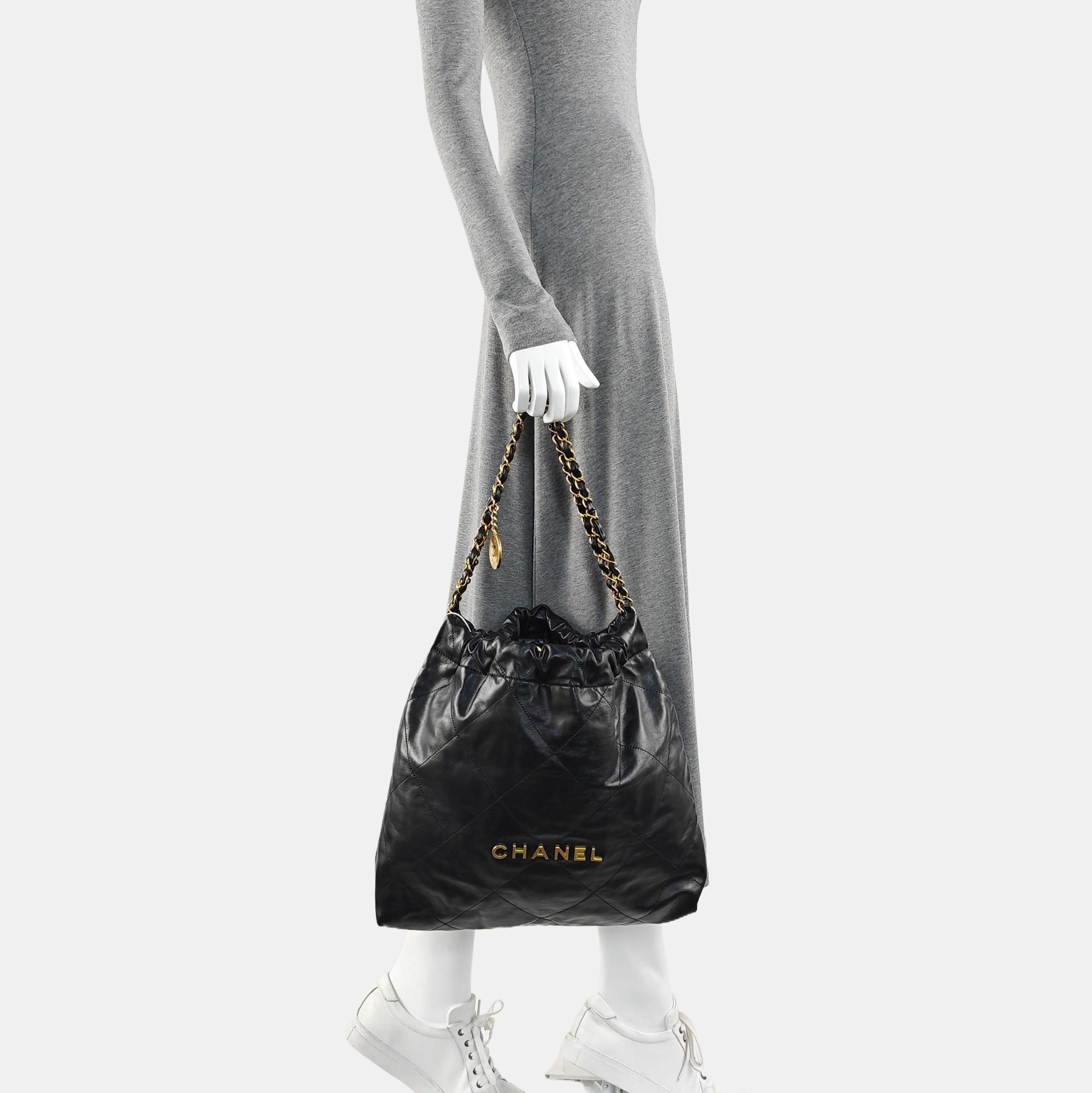 CHANEL 22 Medium Quilted Calfskin Black