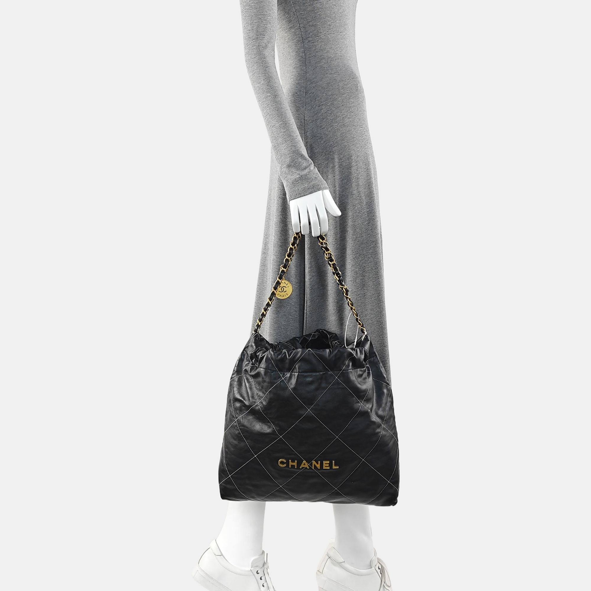 CHANEL 22 Medium Quilted Calfskin Black