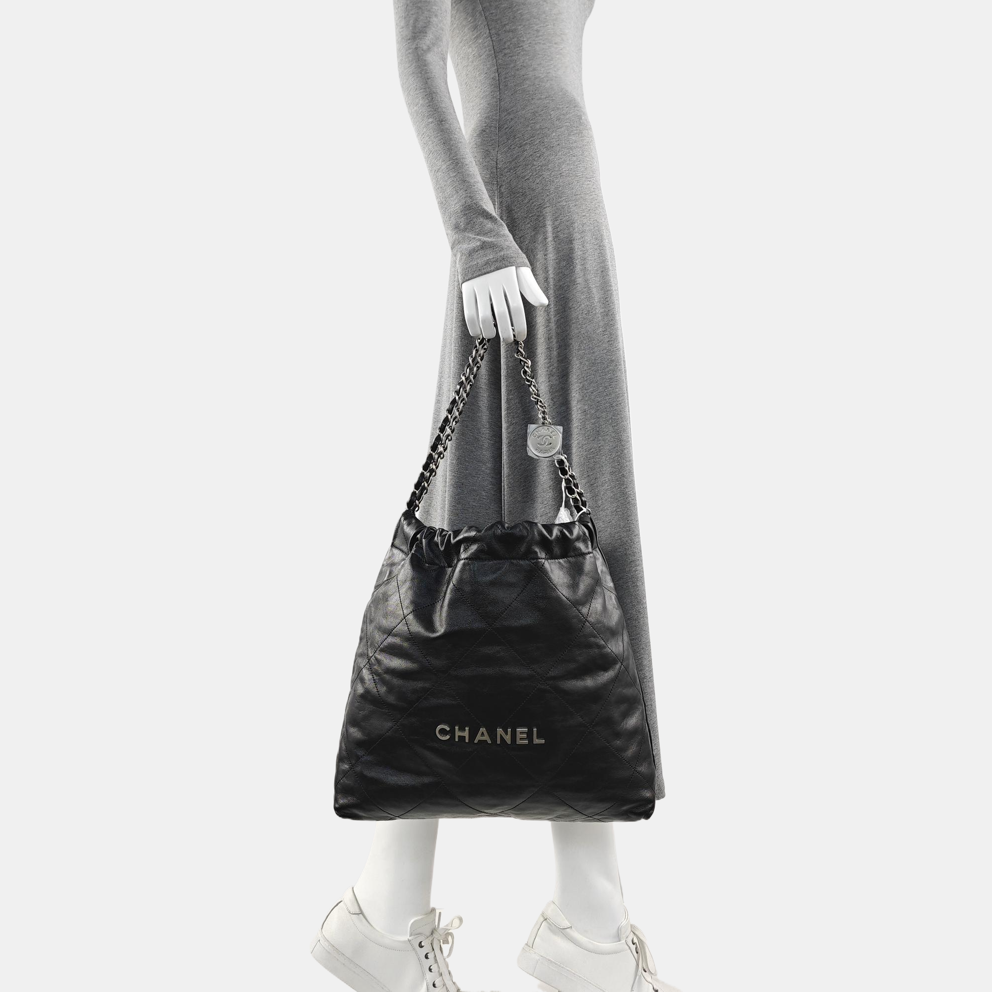 CHANEL 22 Medium Quilted Calfskin Black