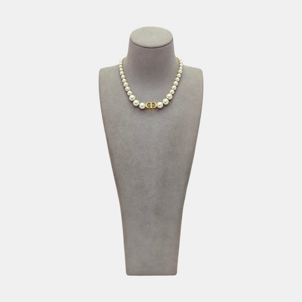 30 Montaigne Metal White Necklace