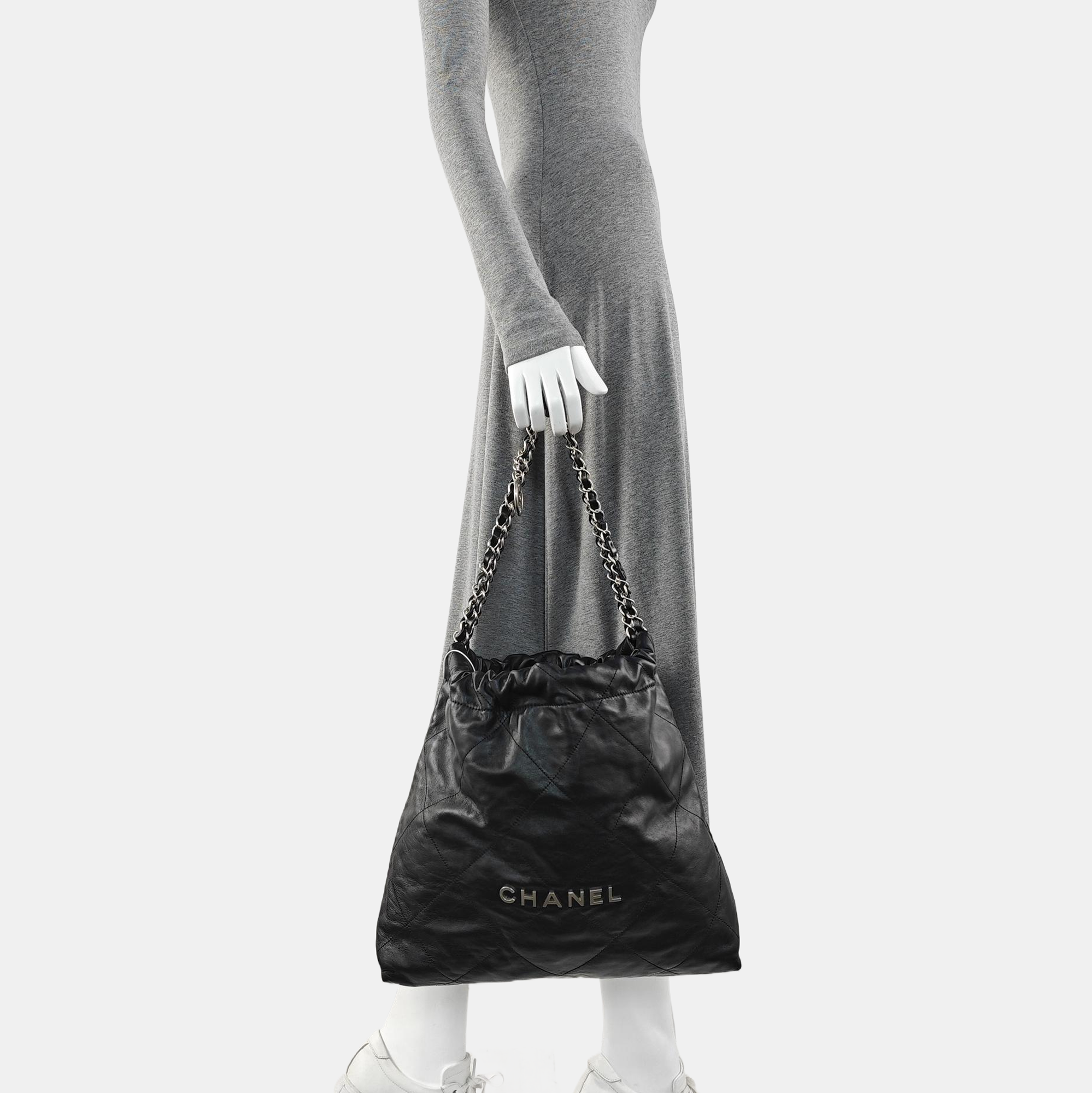 CHANEL 22 Medium Quilted Calfskin Black