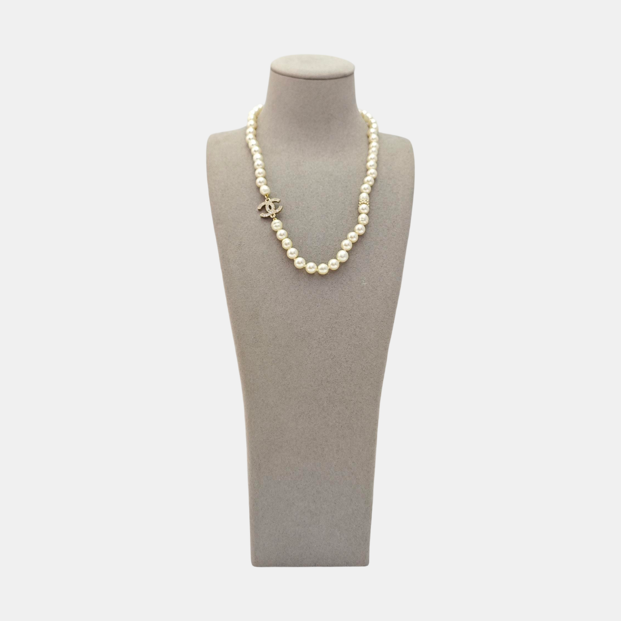 Faux Pearl White Necklace