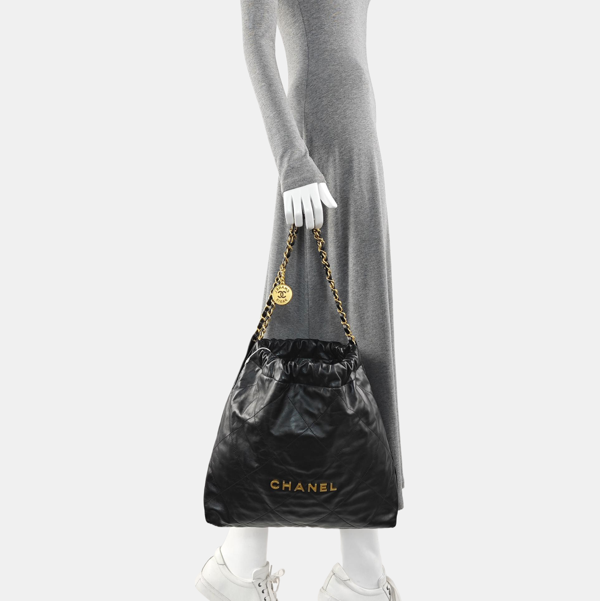 CHANEL 22 Medium Quilted Calfskin Black