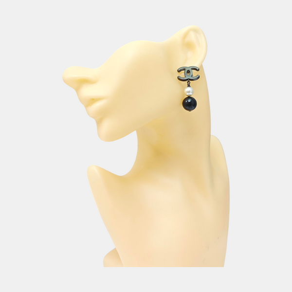 CC Logo Metal Black Earrings