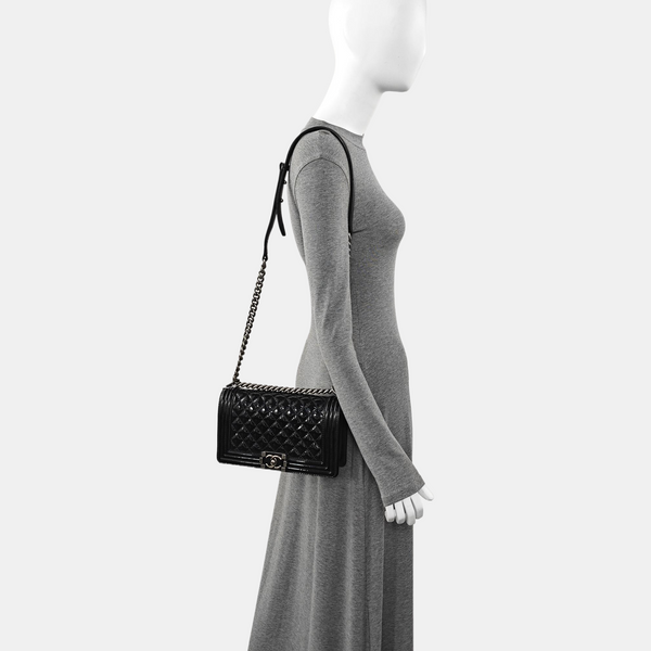 BOY CHANEL Mediano de charol acolchado negro