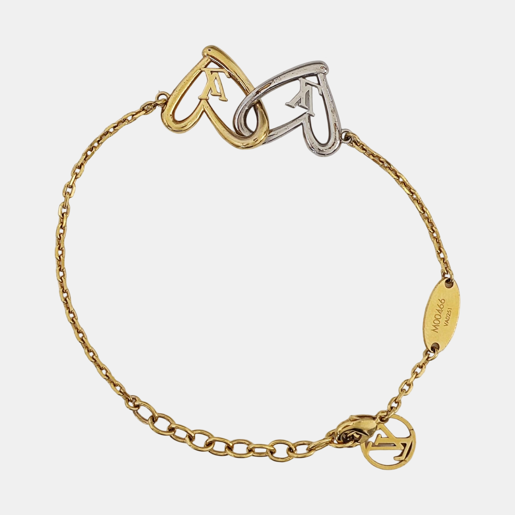 ESSENTIAL V GUILLOCHÉ Metal Gold Bracelet