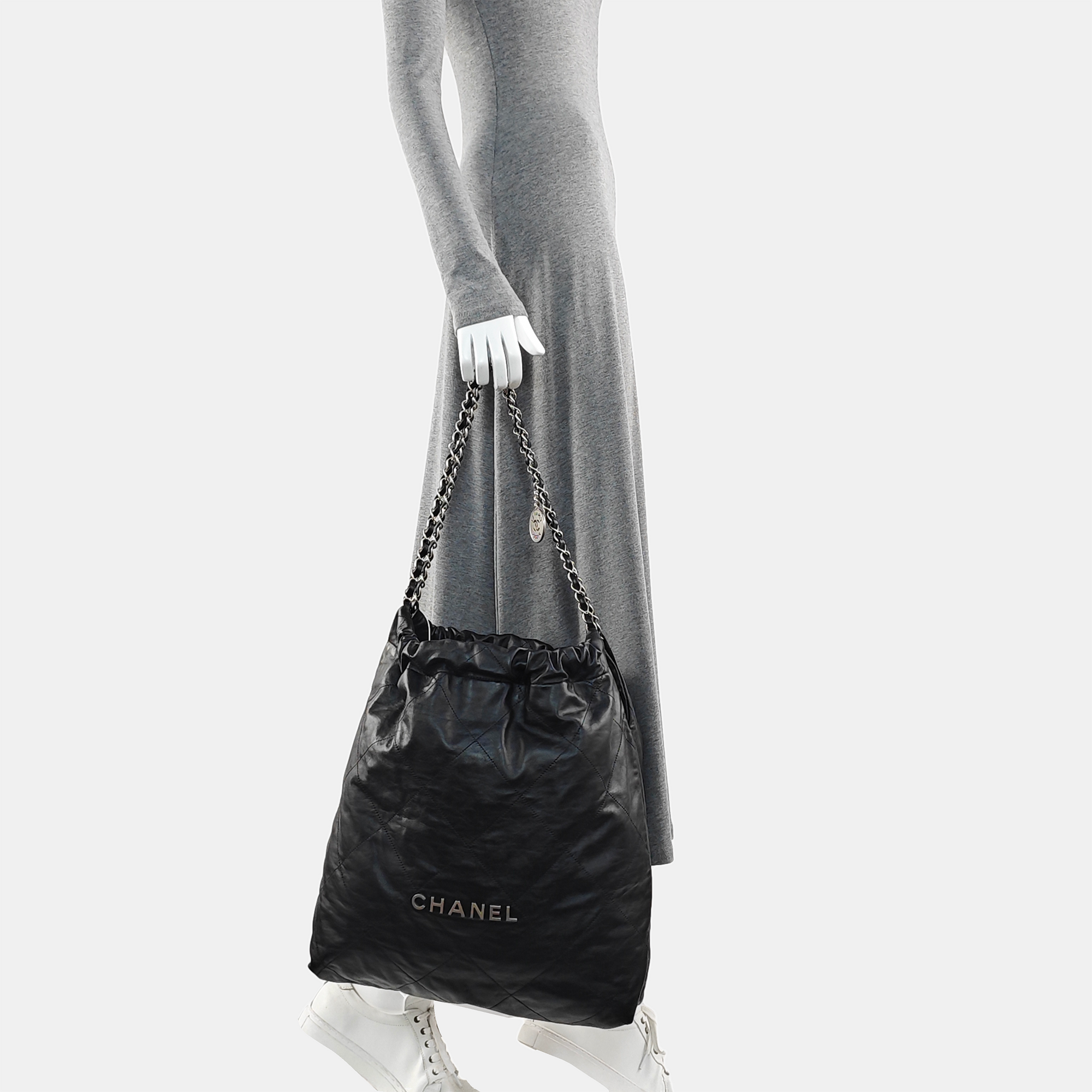 CHANEL 22 Medium Quilted Calfskin Black